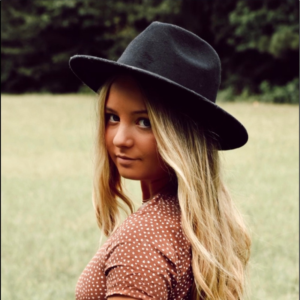 Meet your Posher, Brooke